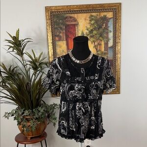 New Directions Black and White Patterned Blouse Short Sleeve Ruffle